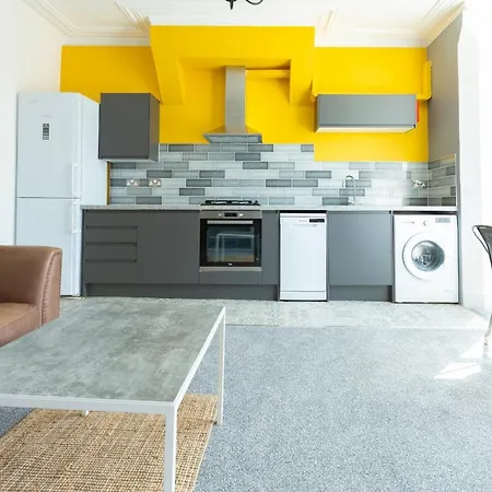 Large Double Bedroom *
