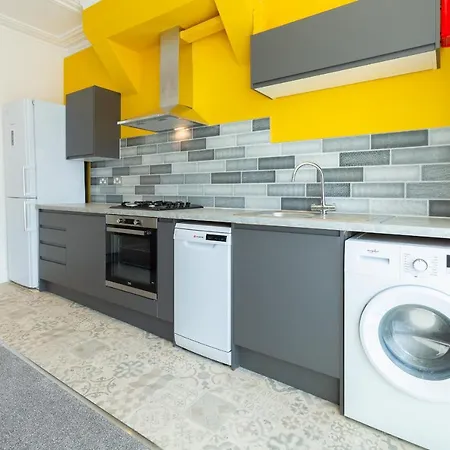 Large Double Bedroom Homestay Leeds (West Yorkshire)